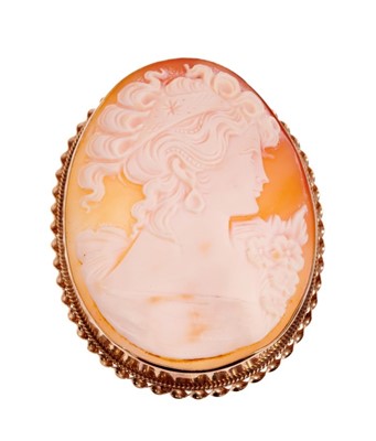 Lot 461 - Large oval carved shell cameo depicting side profile of a lady, in 9ct gold brooch mount