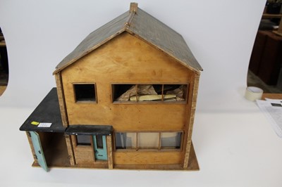 Lot 1555 - Mid 20th century dolls house and furnishings