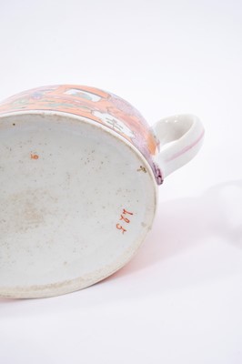 Lot 86 - New Hall teapot and cover