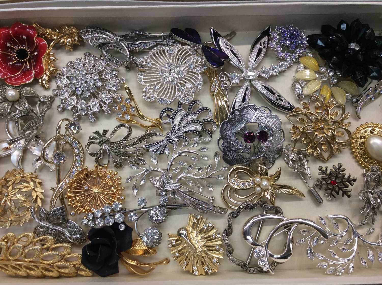 Lot 670 - Collection vintage brooches
