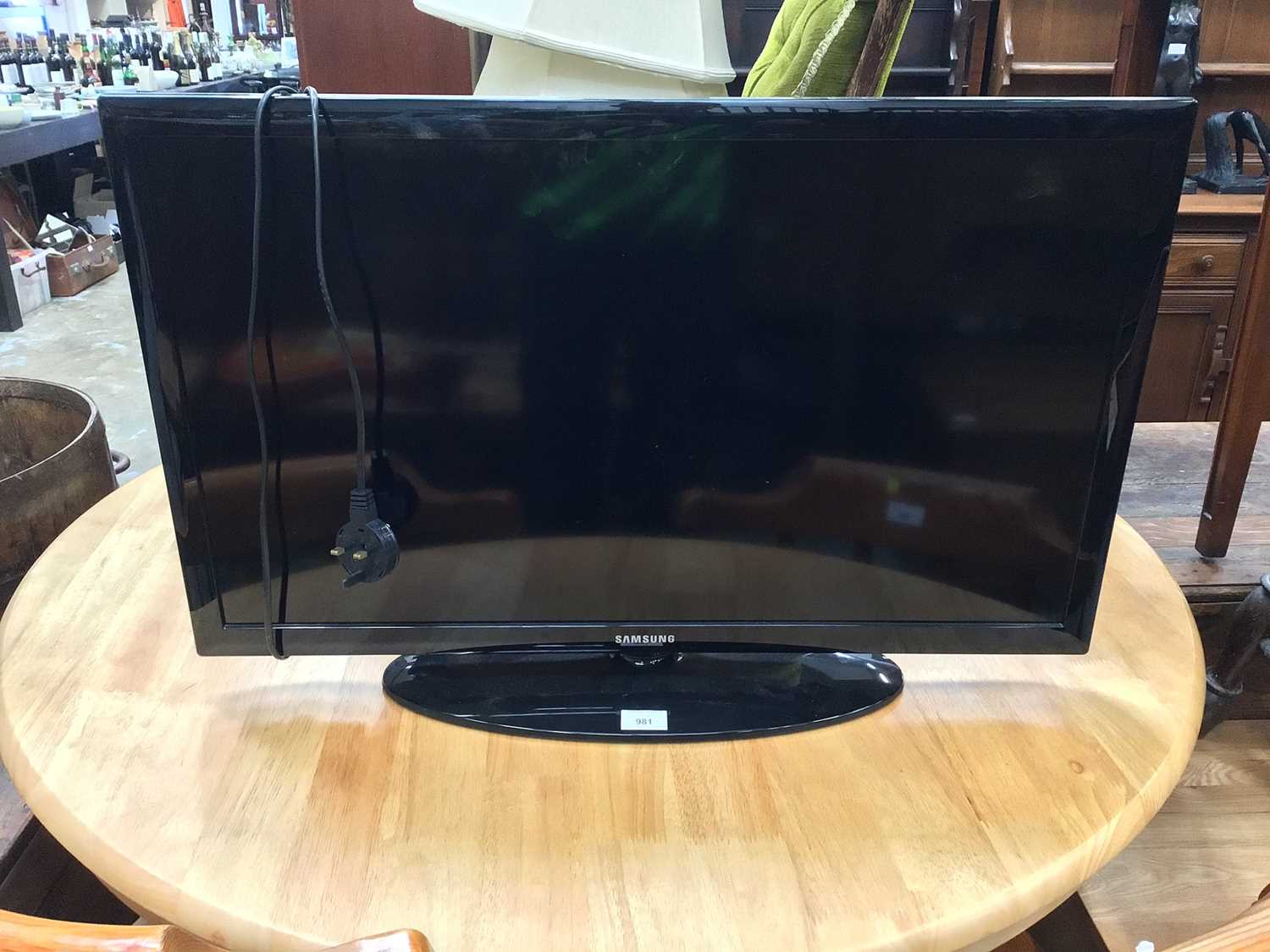 Lot 981 - Samsung flatscreen television - model no UE32D4003BW