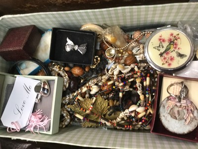 Lot 712 - One box containing a quantity of assorted costume jewellery