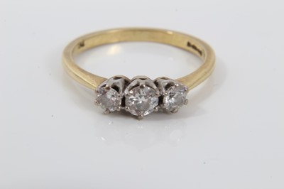 Lot 492 - Diamond three stone ring