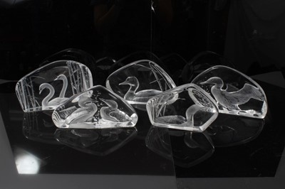 Lot 849 - Group of Mats Jonasson glass sculptures including Loon (33532) 21cm long, together with diver (33313), two loons (33591), mallard and two swans. (5)