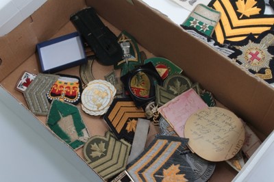 Lot 611 - Group of assorted cloth military badges to include American and British (1 box)