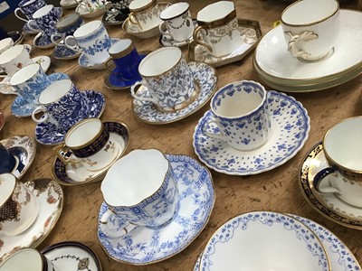 Lot 14 - Fine quantity of teacups and saucers to include Royal Worcester, Aynsely, Wedgwood, Royal Crown Derby, Coalport and others