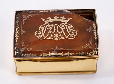 Lot 742 - 18th century blonde tortoiseshell and piqué work gilt metal snuff box