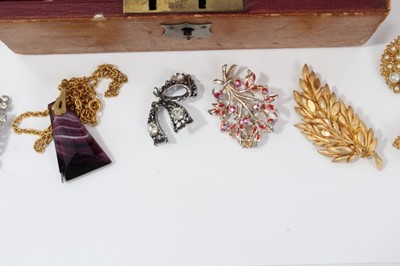Lot 61 - Egyptian revival scarab ring, 9ct gold garnet bar brooch and other vintage costume jewellery