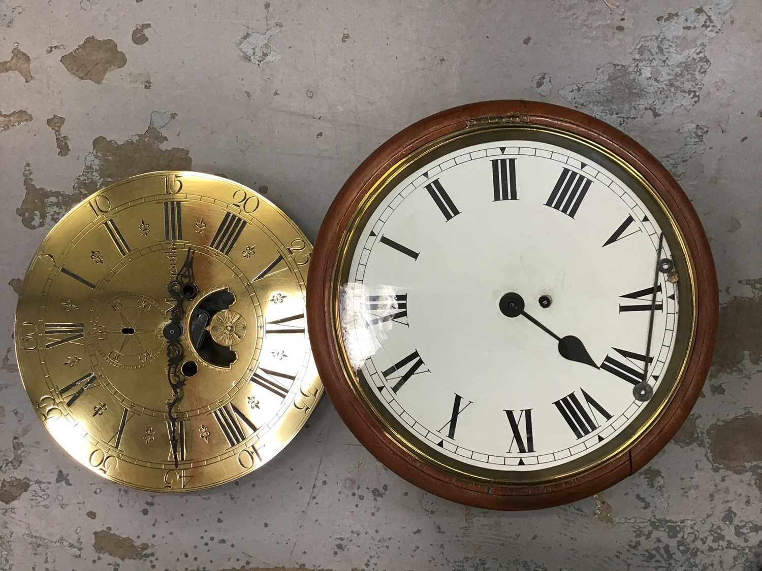 Lot 515 - A circular wall clock with pendulum and key