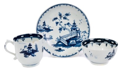 Lot 55 - 18th century Lowestoft blue and white porcelain tea trio, decorated with a chinoiserie pattern, the saucer with a variant border pattern