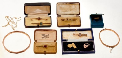 Lot 417 - Group of antique and vintage jewellery to include five bar brooches, two bangles, Edwardian chain, Edwardian 9ct gold gypsy ring, padlock clasp and a cufflink