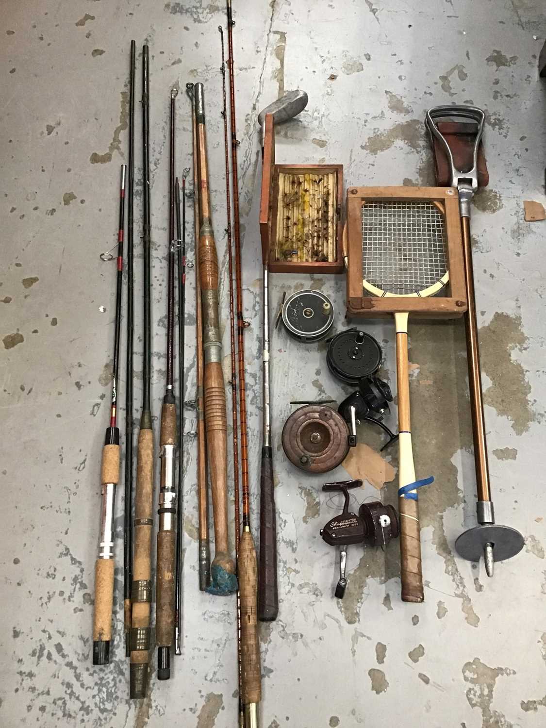 Lot 517 - Shooting stick, golf club, tennis racket