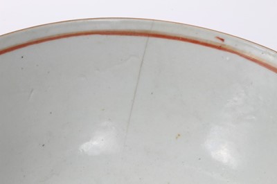 Lot 102 - Chinese porcelain bowl
