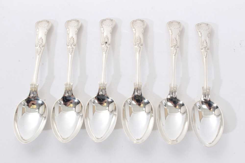 Lot 301 - Set of six 1920s silver Kings pattern tea spoons (Sheffield 1927) John & William Deakin. All at approximately 6ozs. 14cm overall length.
