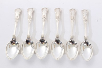 Lot 301 - Set of six 1920s silver Kings pattern tea spoons (Sheffield 1927) John & William Deakin. All at approximately 6ozs. 14cm overall length.