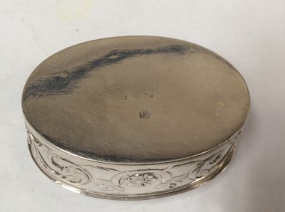 Lot 320 - Silver and gem-set oval pill box