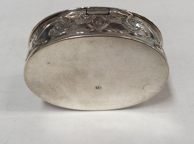 Lot 320 - Silver and gem-set oval pill box