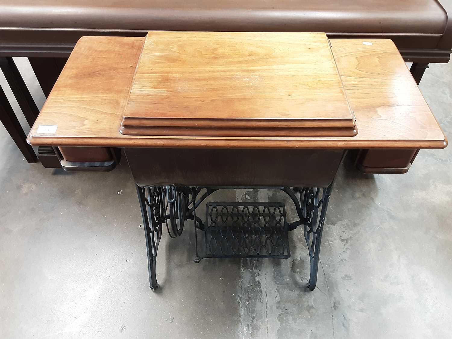 Lot 926 - Singer treadle sewing machine in walnut case