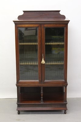 Lot 1238 - Good quality Edwardian mahogany display cabinet