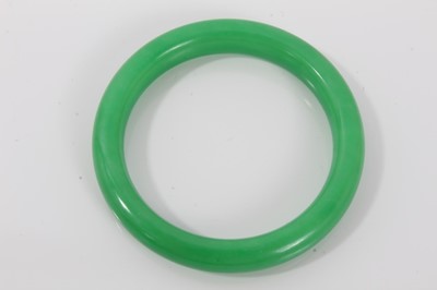 Lot 80 - Chinese green hardstone bangle, approximately 55mm diameter