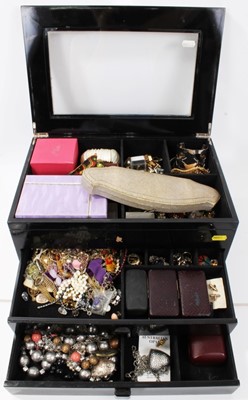 Lot 86 - Jewellery box containing large collection of costume jewellery