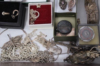Lot 87 - Group of silver and white metal jewellery