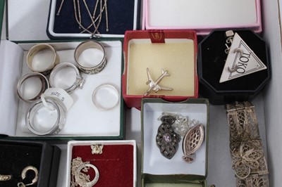 Lot 87 - Group of silver and white metal jewellery