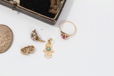 Lot 88 - Group of gold and yellow metal jewellery