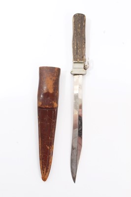 Lot 701 - Unusual German hunting knife with extending 'gravity' drop polished steel blade and stag horn grips, in leather sheath, 35cm in length (blade extended)