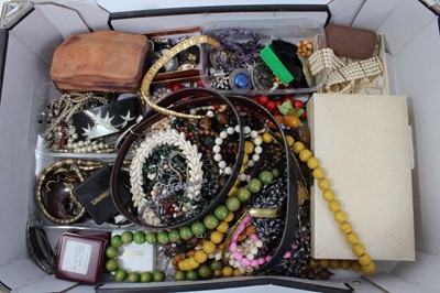 Lot 322 - Quantity of vintage costume jewellery and bijouterie