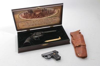 Lot 789 - Starting pistol and gun box and accessories