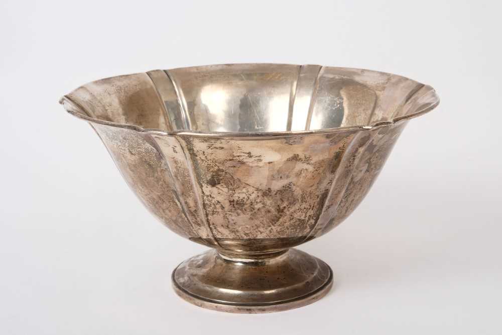 Lot 331 - ARTHUR STONE, AN AMERICAN STERLING Early 20th Century American silver Rose Bowl of tapered circular form on stepped circular foot, underside stamped