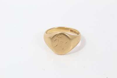 Lot 154 - Gentlemens' 18ct gold signet ring