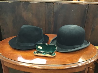 Lot 390 - Vintage bowler hat and spectacles in leather covered case