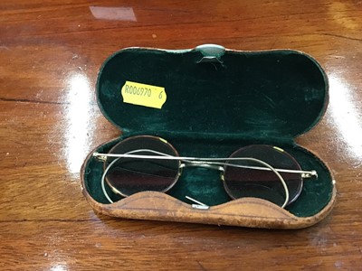 Lot 390 - Vintage bowler hat and spectacles in leather covered case