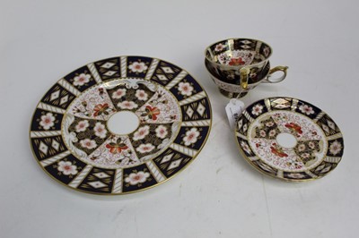 Lot 896 - Royal Crown Derby Imari tableware, pattern number 2451, comprising dinner plate, two cups and three saucers