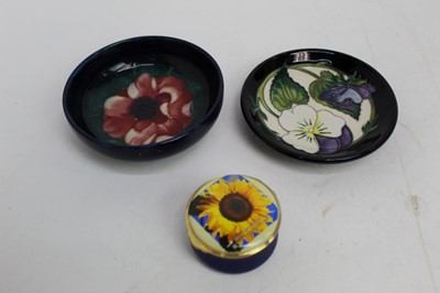 Lot 949 - Moorcroft pottery bowl, 12cm diameter, similar pin dish and an Ashley Cooper enamel box