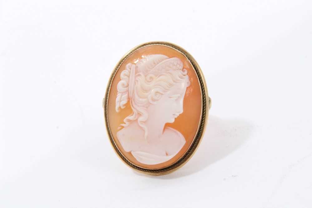 Lot 115 - 18ct gold cameo ring
