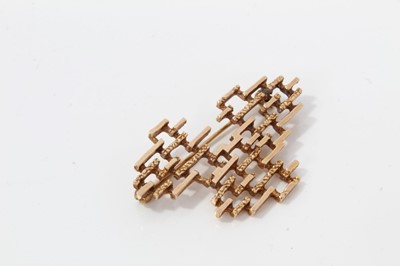 Lot 116 - 9ct gold abstract design brooch