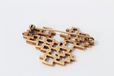 Lot 116 - 9ct gold abstract design brooch