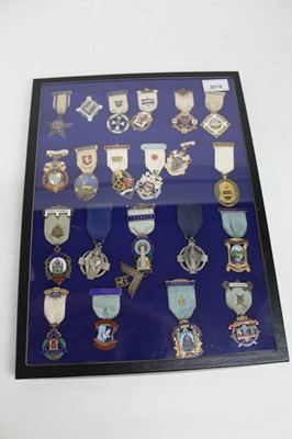 Lot 2018 - A glass case containing 21 assorted Masonic jewels