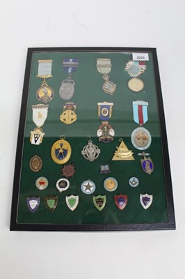 Lot 2020 - A glass case containing 26 assorted Masonic jewels and pins