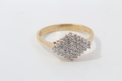 Lot 177 - 18ct gold diamond cluster ring