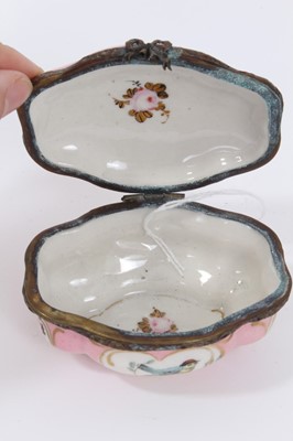 Lot 21 - 19th century Dresden porcelain lidded box