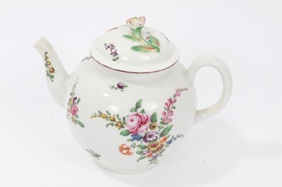 Lot 25 - 18th century Worcester porcelain teapot