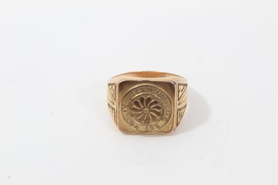 Lot 235 - Gold signet ring, stamped 10k, bearing Latin inscription