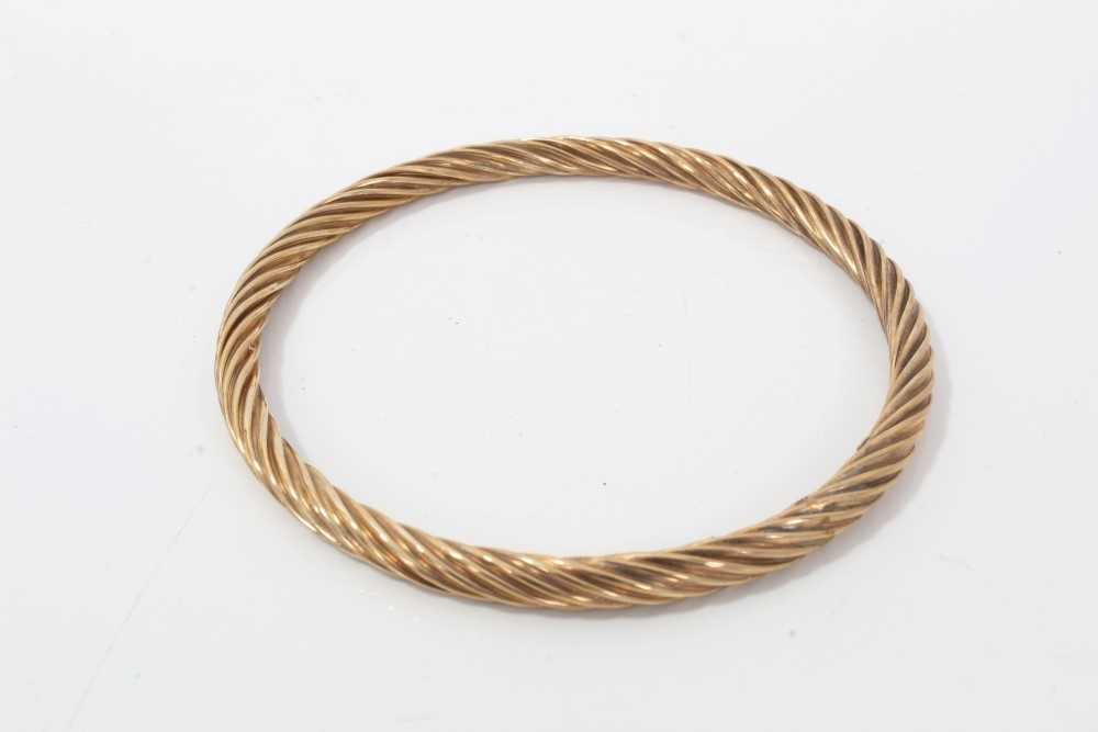 Lot 249 - 9ct gold twisted bangle