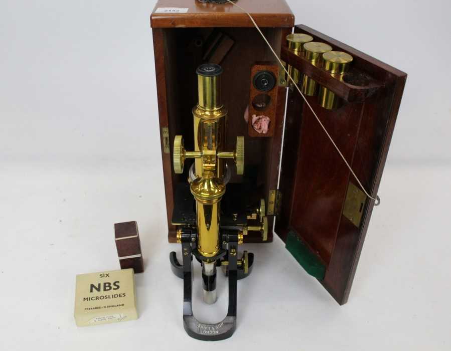 Microscopes Anciens - 234 en vente sur Microscopes Anciens - 234 en vente sur
