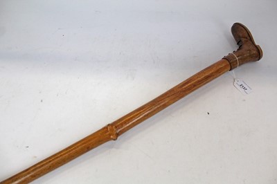 Lot 2137 - Late 19th / early 20th century Holly walking cane with carved handle in the form of a boot, 100.5cm in length