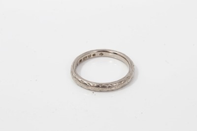 Lot 286 - 18ct white gold wedding ring